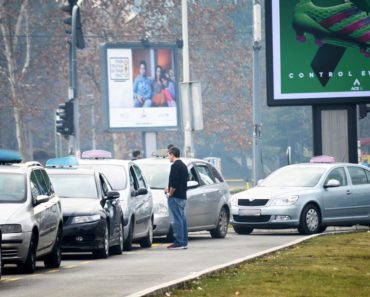 ŽENA JE SVAKO JUTRO ULAZILA U TAKSI SA NOVČANICOM OD 5000 dinara praveći se da NEMA SITNO! A onda su JOJ TAKSISTI URADILI NEŠTO ŠTO ĆE PAMTITI DOK JE ŽIVA! ŽENA JE SVAKO JUTRO ULAZILA U TAKSI SA NOVČANICOM OD 5000 dinara praveći se da NEMA SITNO! A onda su JOJ TAKSISTI URADILI NEŠTO ŠTO ĆE PAMTITI DOK JE ŽIVA!