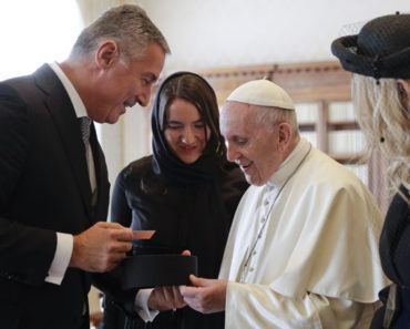 MILO SE ŽEŠĆE OBRUKAO! Poklonio PAPI ovo , prisutni kad sa VIDELI nisu mogli da VERUJU! BLAMČINA!