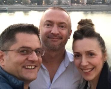 VUK SE SLIKAO SA ŽENOM I PAJTIĆEM! Svi su videli SLIKU ali retko KO JE PRIMETIO ovaj URNEBESAN DETALJ!