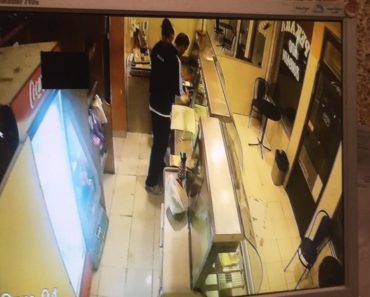 OVO JE JEZIVO! Ovo je SNIMAK upada MANIJAKA iz TRAMVAJA u PEKARU! Kada VIDITE šta je tamo URADIO ŠOKIRAĆETE SE!