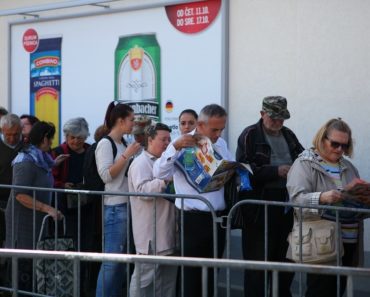 DOK TRGOVCI KUKAJU KAO RANJENI NA LIDL! Baka Dragica je U LIDLU sebe počastila za samo 130 dinara , kada VIDITE šta je KUPILA , trčaćete i VI!