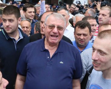 HAOS PRED GOMILOM LJUDI! Hrvatski policajci SA AUTOMATSKIM PUŠKAMA u BEZDANU uhapsili ŠEŠELJA!