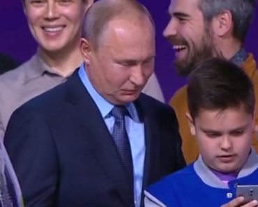 DEČAK USPEO DA UBEDI PUTINA DA NAPRAVE SELFI, ALI OVO NIJE OČEKIVAO: Telefon je zakočio, a pogledajte reakciju ruskog predsednika (VIDEO) DEČAK USPEO DA UBEDI PUTINA DA NAPRAVE SELFI, ALI OVO NIJE OČEKIVAO: Telefon je zakočio, a pogledajte reakciju ruskog predsednika (VIDEO)