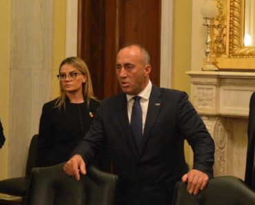 ALBANCI SE BOJE OVE ŽENE VIŠE NEGO SRBA! Pred njom kleče Tači i Haradinaj , a ona VLADA KOSOVOM iz Amerike! ŠOKIRAĆETE SE!