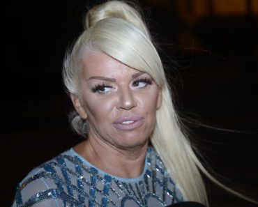 JEFTINIJE NIKAD NIJE IZGLEDALA: Slikala se gola pored zida, a POZA – NE DAJ BOŽE! AUU! ŠTA BI OVO CRNA RADOJKA?