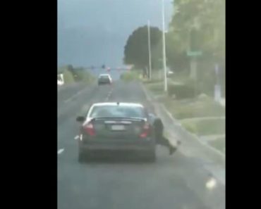 DOK JE VOZIO, U AUTOMOBILU ISPRED SEBE JE UGLEDAO NEŠTO JAKO ČUDNO: Šta se ovde dogodilo? (VIDEO) DOK JE VOZIO, U AUTOMOBILU ISPRED SEBE JE UGLEDAO NEŠTO JAKO ČUDNO: Šta se ovde dogodilo? (VIDEO)