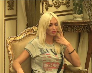 FUJČINA Ilijana iz “Parova” zavukla ruke na OVAJ deo TELA, a ono što je izvadila nateraće vas da povratite! (FOTO) FUJČINA Ilijana iz “Parova” zavukla ruke na OVAJ deo TELA, a ono što je izvadila nateraće vas da povratite! (FOTO)