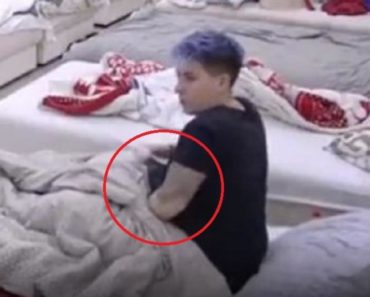 VRHUNAC NEHIGIJENE! MATORA URADILA NAJVEĆU GADOST: Mislila da je kamere ne snimaju, pa zavukla ruku! Zgrozićete se! VRHUNAC NEHIGIJENE! MATORA URADILA NAJVEĆU GADOST: Mislila da je kamere ne snimaju, pa zavukla ruku! Zgrozićete se!