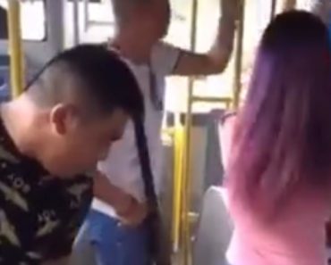 DEVOJKA JE UŠETALA U BUS, A PUTNICI SU ZANEMELI: Obukla kratak šorc, ali ne bilo kakav! APSOLUTNA NEVERICA (FOTO) DEVOJKA JE UŠETALA U BUS, A PUTNICI SU ZANEMELI: Obukla kratak šorc, ali ne bilo kakav! APSOLUTNA NEVERICA (FOTO)