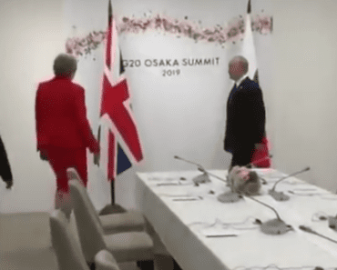 SAMO ŠTO MU NIJE LUPILA ŠAMAR! Svi pričaju o britanskoj premijerki Terezi Mej koja se sa Putinom pozdravila na NEKULTURAN način! (FOTO)