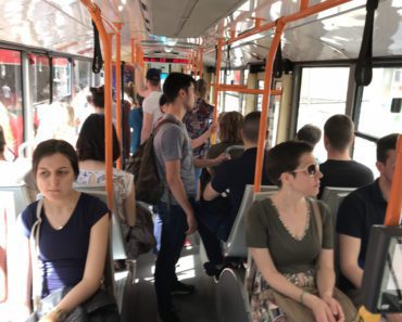 FOTOGRAFIJA IZ KABINE VOZAČA AUTOBUSA OBIŠLA ZEMLJU Jedan putnik je uslikao neobičan detalj na staklu! (FOTO)