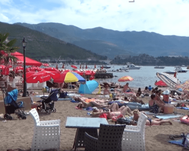 HOROR NA CRNOGORSKOJ PLAŽI Hitne službe stigle na obalu u 9.30, tamo su zatekli okupljene kupače u suzama i potpunoj rastrojenosti