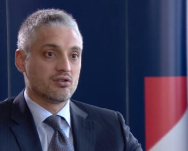 ONO KAD SU ČEDU PITALI ODAKLE MU PARE: Njegov odgovor se još ŠERUJE po društvenim mrežama! (VIDEO) ONO KAD SU ČEDU PITALI ODAKLE MU PARE: Njegov odgovor se još ŠERUJE po društvenim mrežama! (VIDEO)