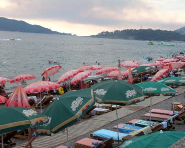 SRPKINJE SU ČEKALE POLA SATA DA IM KONOBAR U CRNOJ GORI PRIĐE: Prigovorile su mu, a njegovom odgovoru SMEJU SE SVI! SRPKINJE SU ČEKALE POLA SATA DA IM KONOBAR U CRNOJ GORI PRIĐE: Prigovorile su mu, a njegovom odgovoru SMEJU SE SVI!