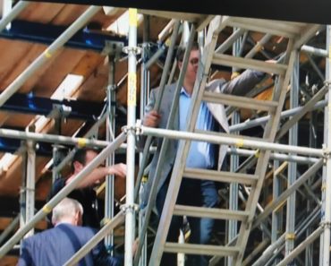 NIKO NIJE USPEO DA GA SPREČI! Vučić pobegao obezbeđenju, novinarima rekao – STANITE! Krenuo da se penje, ljudi počeli da vrište! (FOTO)