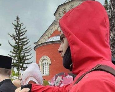 NESVAKIDAŠNJI PRIZOR ISPRED SRPSKOG MANASTIRA Zanemećete kad vidite donji deo fotografije! Društvene mreže se usijale od komentara! (FOTO) NESVAKIDAŠNJI PRIZOR ISPRED SRPSKOG MANASTIRA Zanemećete kad vidite donji deo fotografije! Društvene mreže se usijale od komentara! (FOTO)