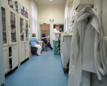 TRUDNICA SE PORAĐALA DVA DANA Kad je doktorka krenula da ukloni posteljicu, ugledala je nešto što ju je šokiralo! Roditelji zamalo pali u nesvest!