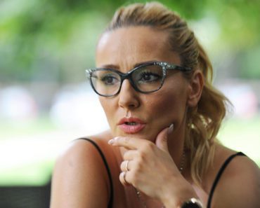 ŠTA TO RADI, DA LI JE POLUDELA: Goci Tržan ništa sveto nije, evo gde je odlučila da pozira i to sa ćerkom! (FOTO)