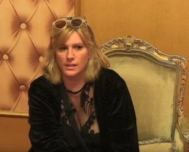 DAMA BEZ BLAMA Jelena Golubović u jutarnjim satima podigla spavaćicu i pokazala vaginu u kameru! (FOTO 18+) DAMA BEZ BLAMA Jelena Golubović u jutarnjim satima podigla spavaćicu i pokazala vaginu u kameru! (FOTO 18+)