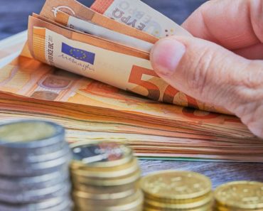 ČISTAČICA VESNA I NJEN SIN BEZ POSLA SU UZELI 2 MILIONA U BEČU: Cela Srbija priča o njima zbog jedne stvari! ČISTAČICA VESNA I NJEN SIN BEZ POSLA SU UZELI 2 MILIONA U BEČU: Cela Srbija priča o njima zbog jedne stvari!