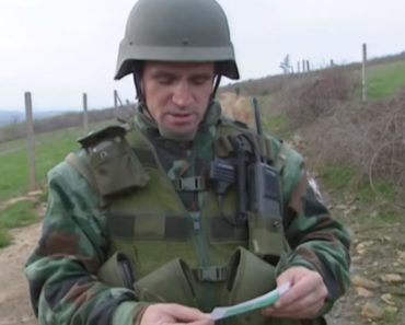 SRPSKI VOJNIK JE 1999. DOBIO NATO LETAK U KOM ALBANCI TRAŽE DA SE PREDAMO: Njegov odgovor NEPRIJATELJU je SJAJAN! SRPSKI VOJNIK JE 1999. DOBIO NATO LETAK U KOM ALBANCI TRAŽE DA SE PREDAMO: Njegov odgovor NEPRIJATELJU je SJAJAN!