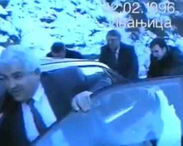 SAD ZNAMO ZAŠTO VUČIĆ OVAKO OPSESIVNO GRADI PUTEVE: Procureo NEVEROVATAN snimak iz 1996! (VIDEO) SAD ZNAMO ZAŠTO VUČIĆ OVAKO OPSESIVNO GRADI PUTEVE: Procureo NEVEROVATAN snimak iz 1996! (VIDEO)