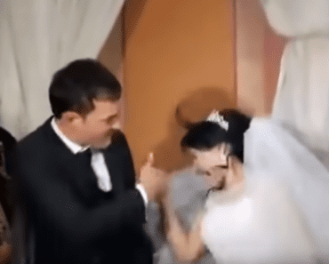 HOROR POČEO KAD SU IZNELI TORTU Mlada hrani mladoženju, a on je šamara pred svatovima! Jeziv snimak sa svadbe sve šokirao! (VIDEO) HOROR POČEO KAD SU IZNELI TORTU Mlada hrani mladoženju, a on je šamara pred svatovima! Jeziv snimak sa svadbe sve šokirao! (VIDEO)