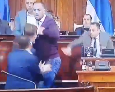 BOŠKO ULETO U SKUPŠTINU a onda ispala OPŠTA tuča , nagrabusio MARTINOVIĆ ali i VULIN!
