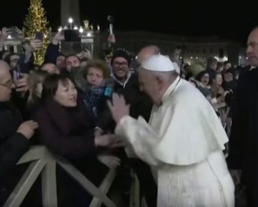 (VIDEO) OVAJ SNIMAK JE ŠOKIRAO SVET! Papu Franju je vernica toliko iznervirala da je reagovao onako KAKO NIKO NIJE OČEKIVAO!