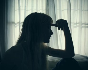 MUŽ JE OD NJE STARIJI 15 GODINA I IMA SINA: Kada je ostala nasamo s njim, desilo se ono ČEGA SE NAJVIŠE PLAŠILA MUŽ JE OD NJE STARIJI 15 GODINA I IMA SINA: Kada je ostala nasamo s njim, desilo se ono ČEGA SE NAJVIŠE PLAŠILA