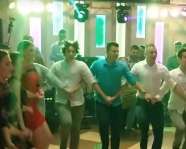 VENČANJE U MLADENOVCU ZBOG JEDNOG DETALJA POSTALO JE HIT: Dobro pogledajte šta radi MLADA! (VIDEO) VENČANJE U MLADENOVCU ZBOG JEDNOG DETALJA POSTALO JE HIT: Dobro pogledajte šta radi MLADA! (VIDEO)