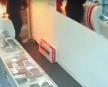 NEOČEKIVANA PANIKA U PRODAVNICI TELEFONA! Doneo mobilni na popravku, ali ovo nije očekivao! (VIDEO) NEOČEKIVANA PANIKA U PRODAVNICI TELEFONA! Doneo mobilni na popravku, ali ovo nije očekivao! (VIDEO)