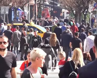 JE*E SE NJIMA SAVRŠENO ZA KORONU: U ovom gradu u Srbiji KAFIĆI PUNI KAO OKO, policija pod maskama NE RADI NIŠTA