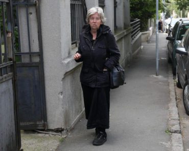 EVU RAS ZAUSTAVILI POLICAJCI NA ULICI, NJENA PRIČA ĆE VAS RASPLAKATI! Poklonili su joj celu kutiju i otišli!