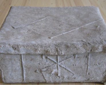 Nađena metalna kutija sa TAJANSTVENIM SIMBOLIMA, a ono što je bilo u njoj ZAPREPASTILO JE ARHEOLOGE u Srbiji! Nađena metalna kutija sa TAJANSTVENIM SIMBOLIMA, a ono što je bilo u njoj ZAPREPASTILO JE ARHEOLOGE u Srbiji!