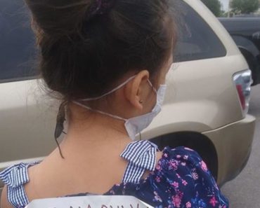 DEVOJČICA JE STAJALA ISPRED PRODAVNICE SA POTRESNOM PORUKOM NA LEĐIMA: Ova slika kruži društvenim mrežama! (FOTO) DEVOJČICA JE STAJALA ISPRED PRODAVNICE SA POTRESNOM PORUKOM NA LEĐIMA: Ova slika kruži društvenim mrežama! (FOTO)