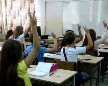 Ministar se HITNO OGLASIO! Evo kada se deca vraćaju u ŠKOLSKE klupe!