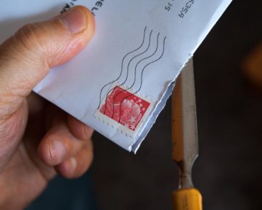 AKO IMATE OVU POŠTANSKU MARKU možete da kupite STAN U BEOGRADU! Vrede celo BOGATSTVO