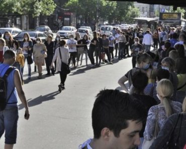 OGROMNA KOLONA U BEOGRADU, OVDE JE HAOS! Svi su pohrlili u jednu zgradu, SVI ČEKAJU 1 ISTU STVAR (FOTO)