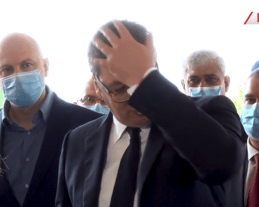 PREDSEDNIK SRBIJE U DOSAD NEVIĐENOJ SITUACIJI Vučić se udario po glavi, a onda načinio gest koji će biti upamćen (VIDEO) PREDSEDNIK SRBIJE U DOSAD NEVIĐENOJ SITUACIJI Vučić se udario po glavi, a onda načinio gest koji će biti upamćen (VIDEO)