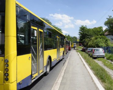 VISOKA MODA U AUTOBUSU NA LINIJI BROJ 16! Ova fotografija se šeruje KAO LUDA! (FOTO)