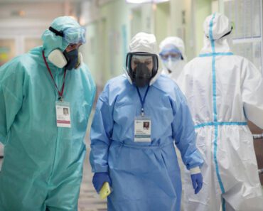 EVO KAKO SE TAČNO ZARAŽAVAMO KORONAVIRUSOM: Stručnjaci su izdvojili najrizičnije načine, OVOGA SE PAZITE!