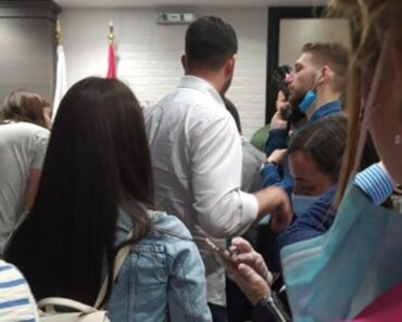 U SNS ŠTABU SU SVI GLEDALI U ZGODNOG MIŠIĆAVOG MOMKA U BELOJ KOŠULJI: Kada se okrenuo, SVE NAM JE BILO JASNO (FOTO) U SNS ŠTABU SU SVI GLEDALI U ZGODNOG MIŠIĆAVOG MOMKA U BELOJ KOŠULJI: Kada se okrenuo, SVE NAM JE BILO JASNO (FOTO)