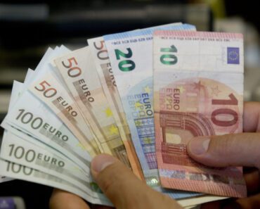 SAOPŠTENO IZ MINISTARSTVA FINANSIJA Počinje isplata u iznosu od 150 do 350 evra