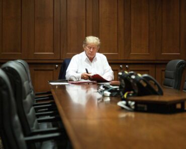 Tramp stavio potpis, sve je gotovo Tramp stavio potpis, sve je gotovo