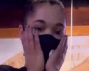 KONOBARICA JE NAPLATILA RAČUN PA UZ BAKIŠ NAŠLA PORUKU: Kada ju je pročitala, istrčala napolje i počela da se TRESE KONOBARICA JE NAPLATILA RAČUN PA UZ BAKIŠ NAŠLA PORUKU: Kada ju je pročitala, istrčala napolje i počela da se TRESE