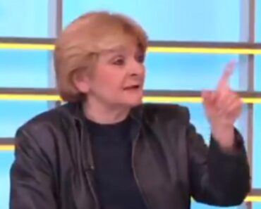 RASKRINKALA KO JE NAMEŠTA! DR Grujičić saznala ko joj je nameštao aferu sa viskijem i kovertom, pa izašla u javnost RASKRINKALA KO JE NAMEŠTA! DR Grujičić saznala ko joj je nameštao aferu sa viskijem i kovertom, pa izašla u javnost