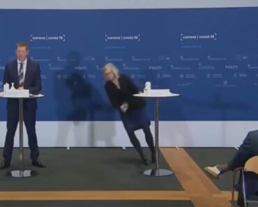 SAMO SE SRUŠILA! DANSKA ZVANIČNICA PALA KAO POKOŠENA: Onesvestila se usred KONFERENCIJE (VIDEO)