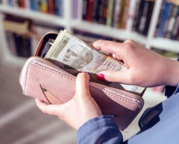 Stiže još 15.450 dinara POMOĆI: Evo kome će sve na račun leći NOVAC posle praznika Stiže još 15.450 dinara POMOĆI: Evo kome će sve na račun leći NOVAC posle praznika