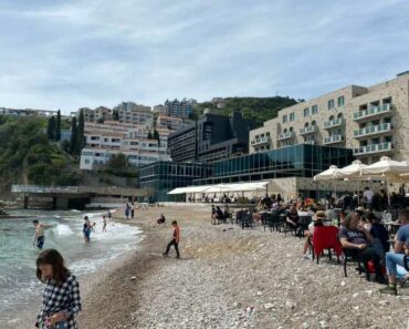 VLASNIK KAFIĆA U ČANJU ISTAKAO “CENOVNIK”: Gosti zaprepašćeni, nisu mogli da veruju svojim očima VLASNIK KAFIĆA U ČANJU ISTAKAO “CENOVNIK”: Gosti zaprepašćeni, nisu mogli da veruju svojim očima